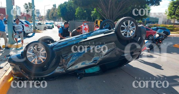 Aparatoso choque desata tráfico en bulevares de León