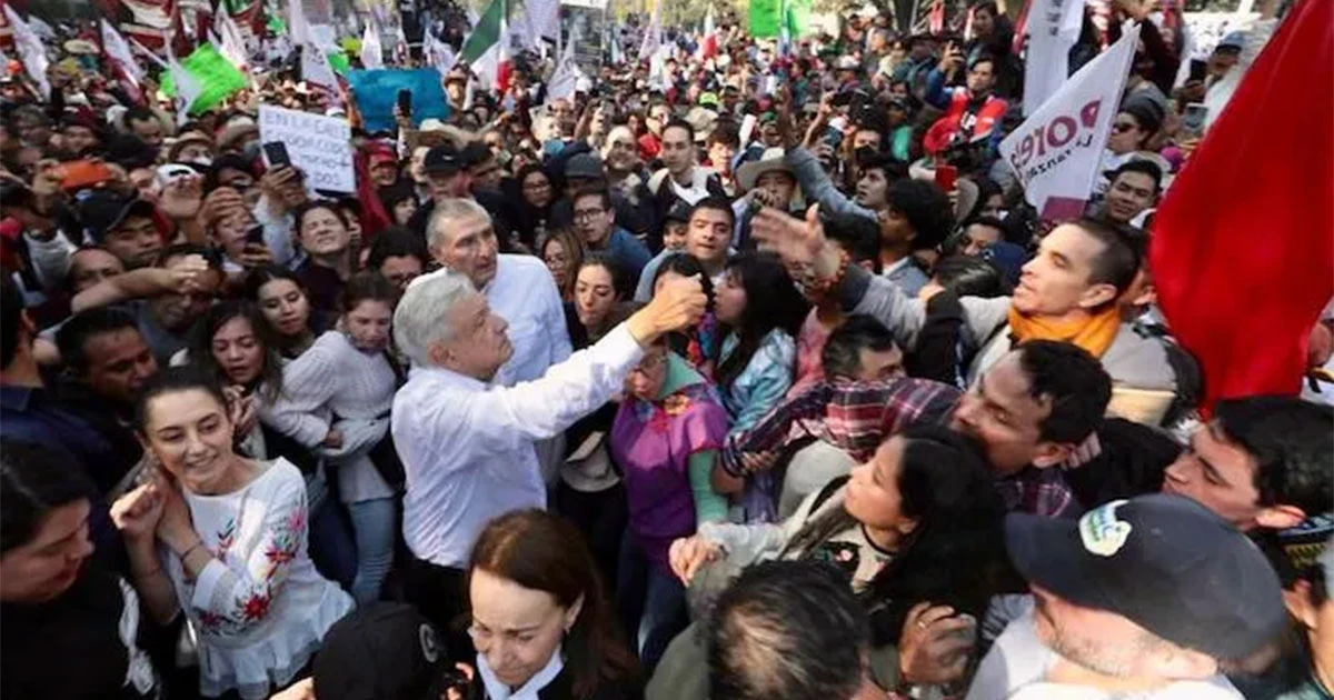 AMLO finaliza marcha por la 4T después de varias horas de recorrido