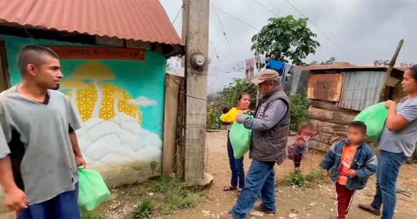 Padre Pistolas apoya a familias vulnerables en Oaxaca; envía 50 mil pesos en despensas