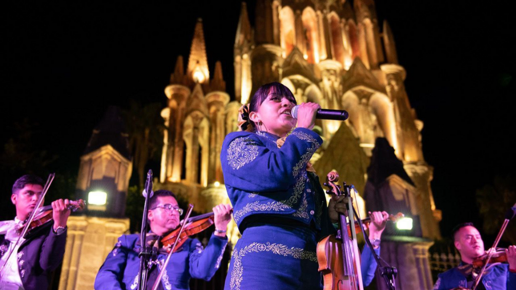 Al unísono de ‘Caminos de Guanajuato’, músicos de San Miguel festejaron ‘La Noche del Mariachi’