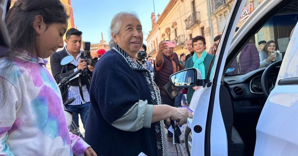 María celebra su cumpleaños con auto nuevo tras ganar rifa en Guanajuato capital