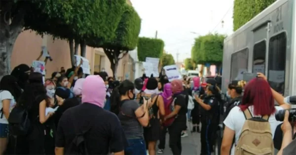 Exoneran a policías implicados en represión contra marcha feminista en León