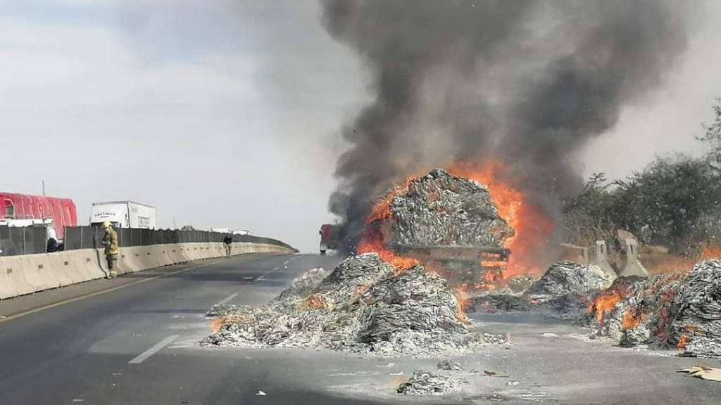 Incendio de tráiler en la Salamanca-Querétaro para el tráfico por dos horas