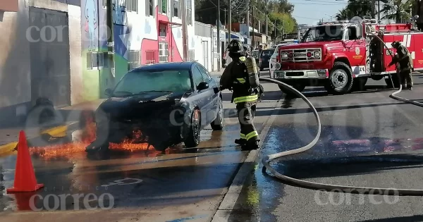 Se incendia un vehículo en la carretera a Constitución en San José Iturbide