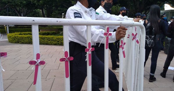 Honor y Justicia sanciona a cuatro policías por represión en marcha feminista de Irapuato