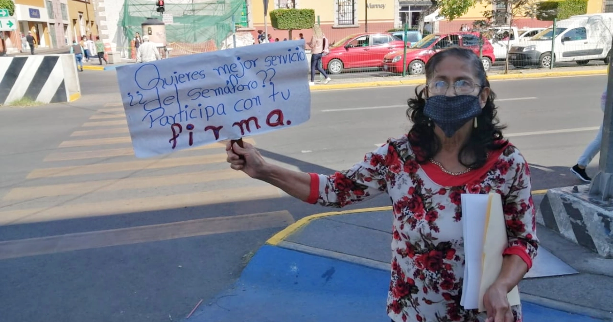 Ciudadanos colectan firmas para que Celaya aumente el tiempo de los semáforos peatonales