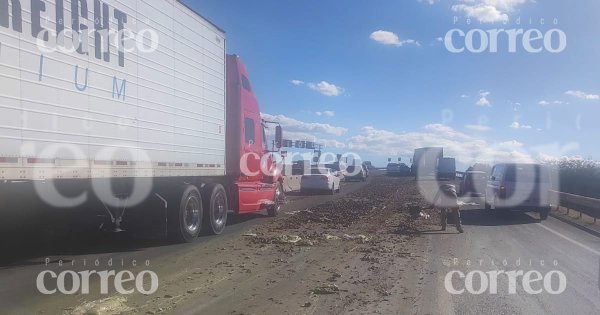 Camión derrama aguacate y provoca caos vial en la carretera Silao-Irapuato