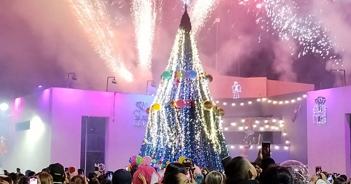 Arrancan festejos navideños en Jaral del Progreso con encendido del árbol