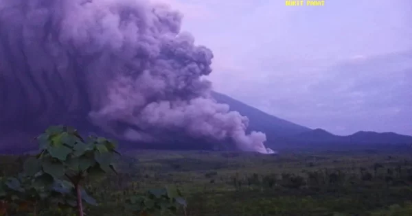 Volcán hace erupción en Indonesia; van cerca de 2 mil evacuados