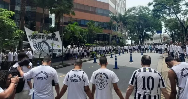 Aficionados se reúnen en Brasil para rezar por la salud de Pelé