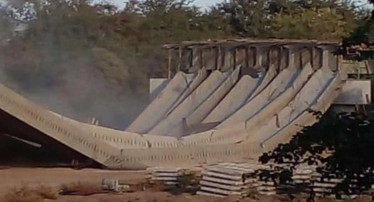 Colapsa puente en El Quelite de Sinaloa por una mala maniobra: Obras Públicas