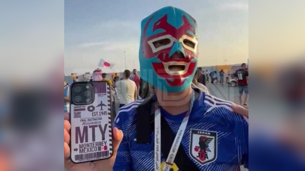 Aficionado japonés aprovecha Qatar y ‘presume’ su amor por Rayados de Monterrey