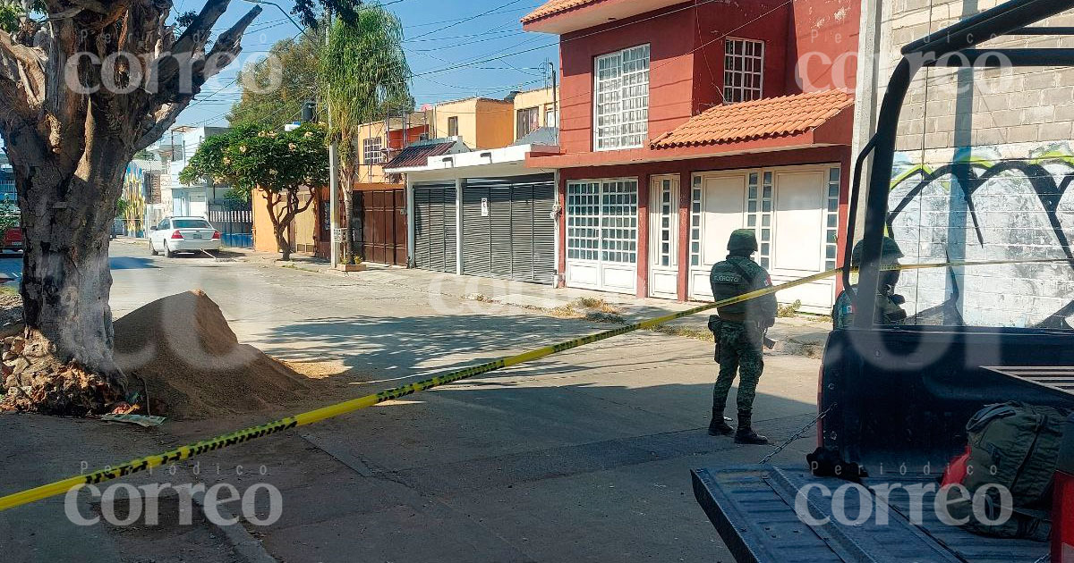 Balean a pareja cuando recogía a sus hijos en escuela de León; él muere, ella queda grave