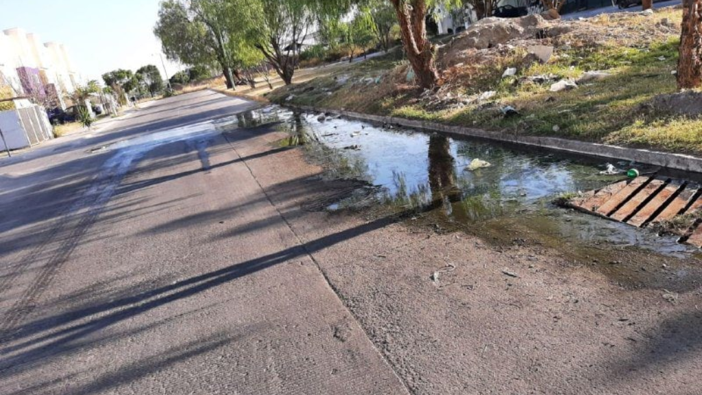 Vecinos de Barlovento en Salamanca llevan 1 año con fuga de aguas negras y potable