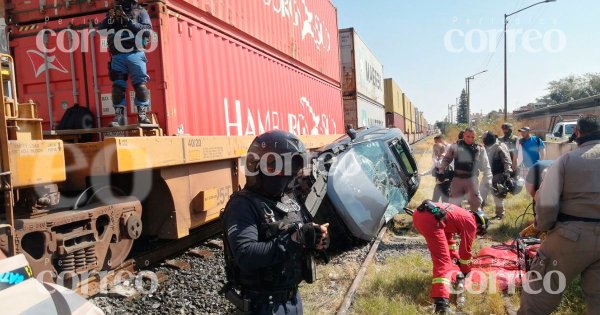 Tren en Salamanca embiste camioneta y deja a dos personas heridas