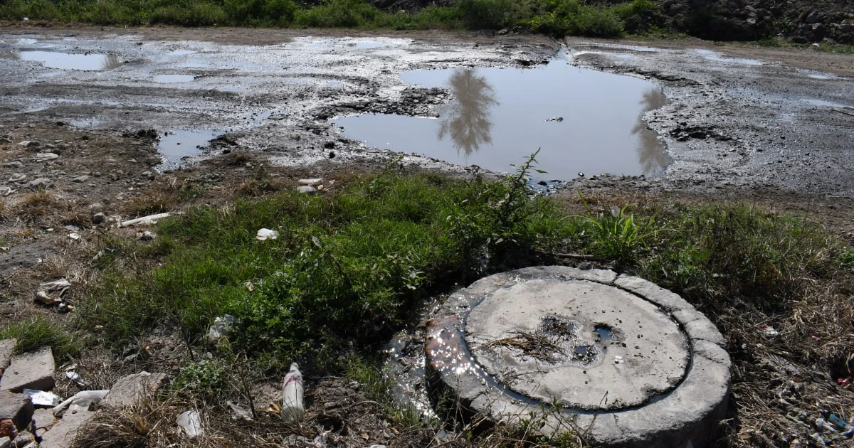 Loma de Zempoala sufre entre drenaje colapsado y malos olores en Yuriria