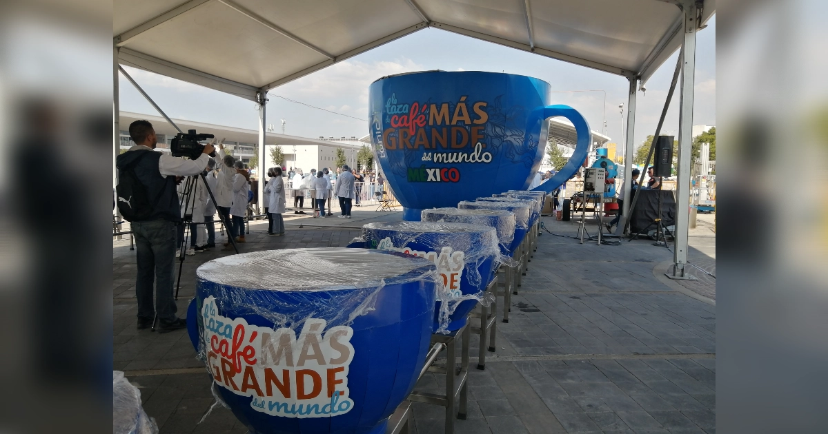 León se inunda de cafeína: rompen el récord Guinnes de la taza de café más grande del mundo