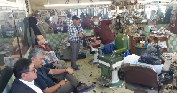 Peluquería de Don Toño cumple 72 años atendiendo el cabello de los leoneses