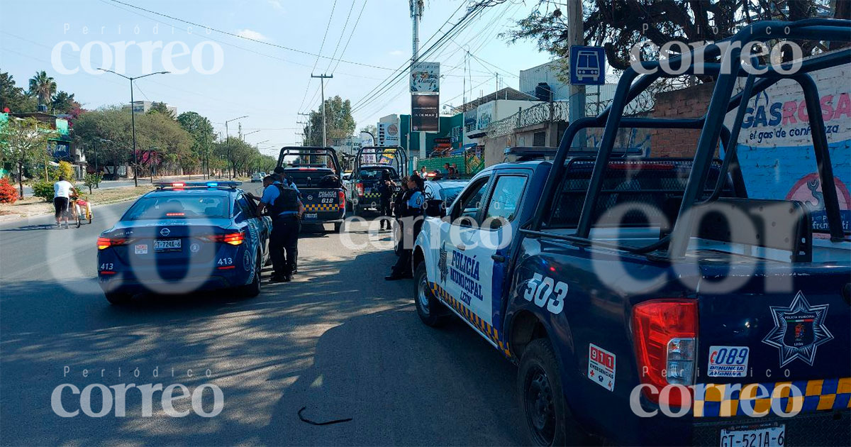 Policía de León cae de patrulla en movimiento y termina herida