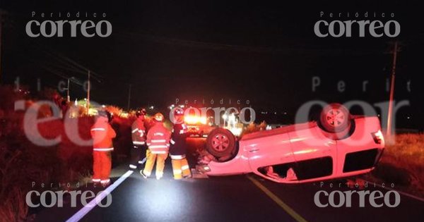 Aparatosa volcadura sobre la carretera Guanajuato-Juventino Rosas deja un herido