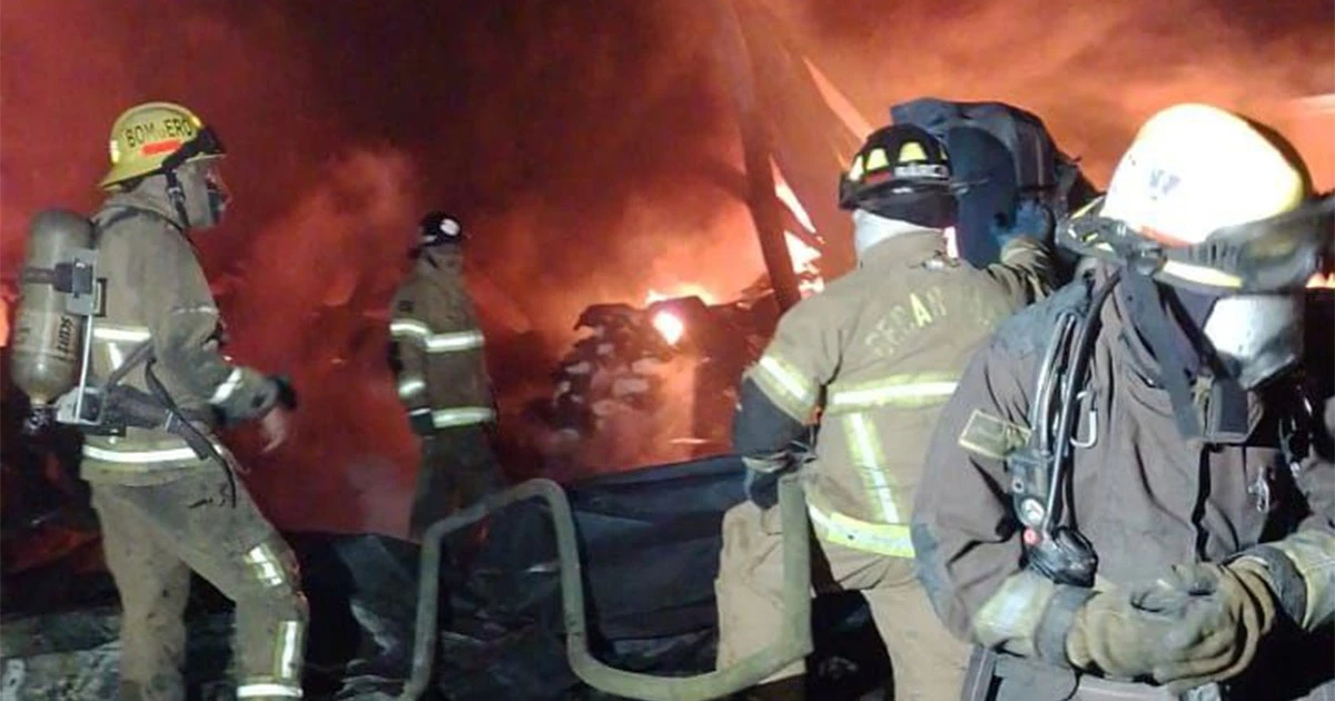 Tras tres horas, Bomberos logran sofocar incendio en almacén de plásticos en Silao