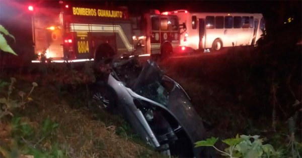 Choque entre camión de personal y auto deja tres heridos en la Guanajuato-Silao