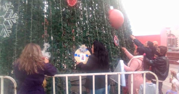 Época de recuerdo y dolor; buscadoras ponen a sus desaparecidos en el árbol de navidad