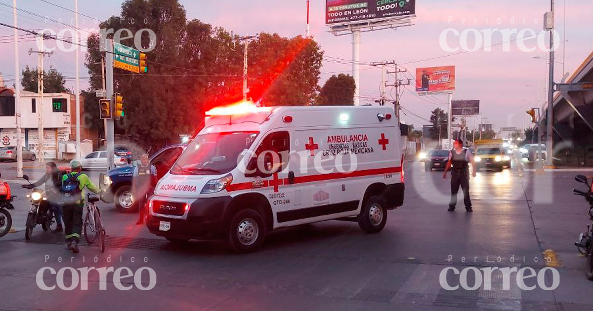 Taxista se pasa semáforo en rojo, provoca choque y deja una repartidora grave