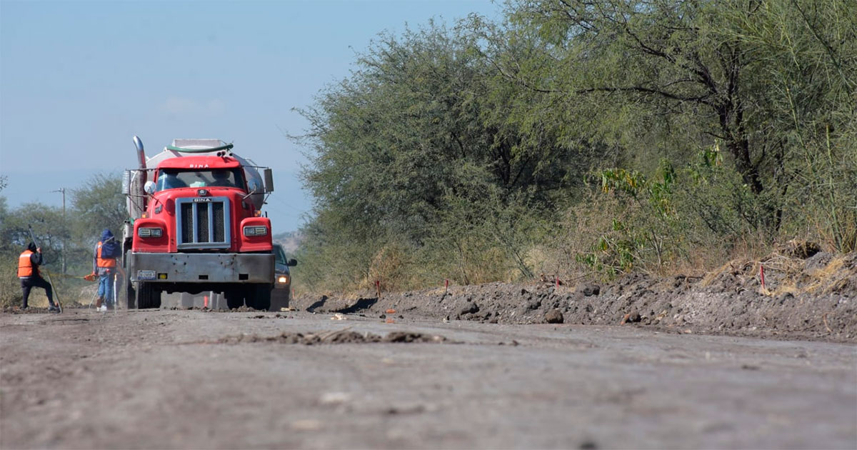 Asfaltan camino de acceso a comunidad Refugio de Ríos, en Abasolo