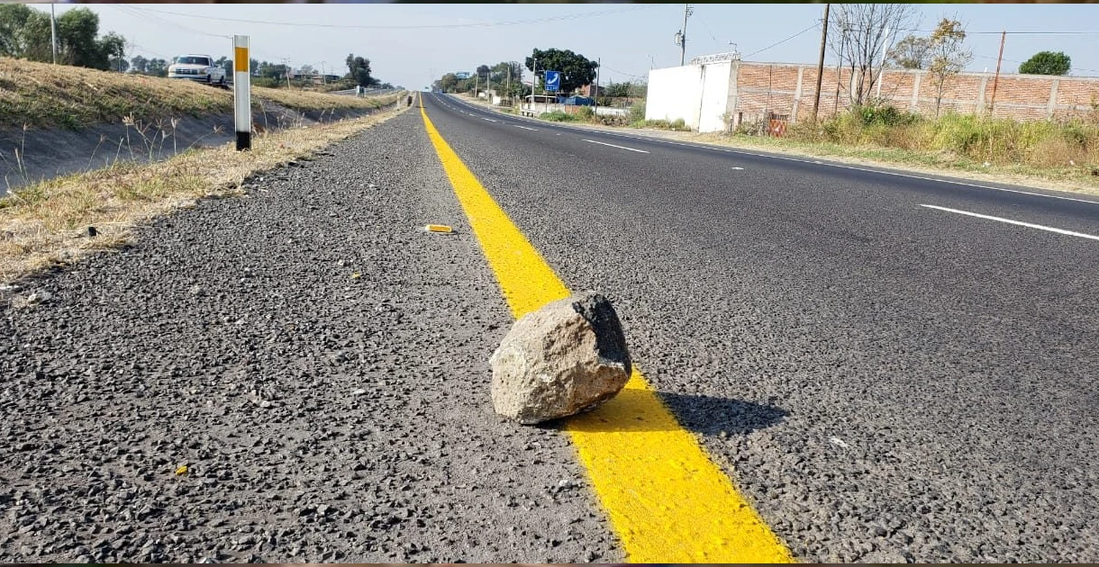 Colocan piedras para atracar en carretera Pénjamo- La Piedad