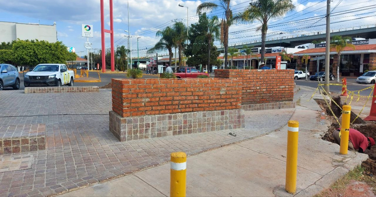 Locatarios de Placita del Campestre alzan bardas para protegerse de accidentes en León