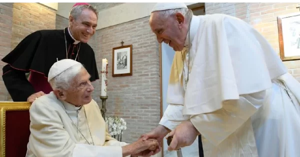 Benedicto XVI está muy enfermo, Papa Francisco pide orar por su salud