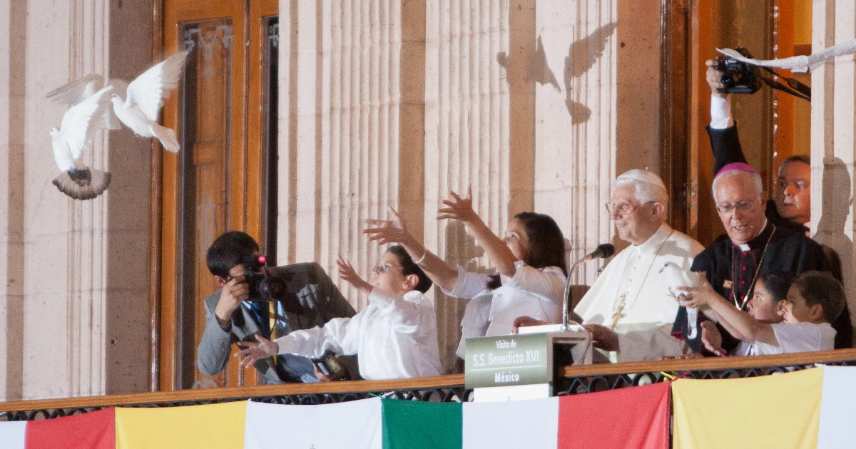 Así fue la visita de Benedicto XVI a León en 2012; hoy miles rezan por su salud