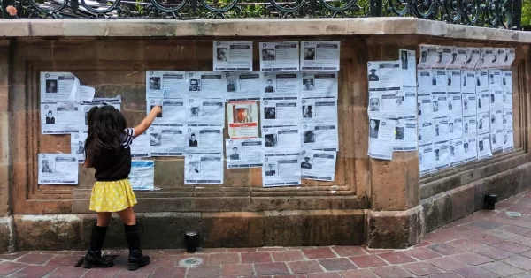 ‘Nunca te acostumbras a no tenerlos’: rostros de desaparecidos tapizan el kiosco de Celaya