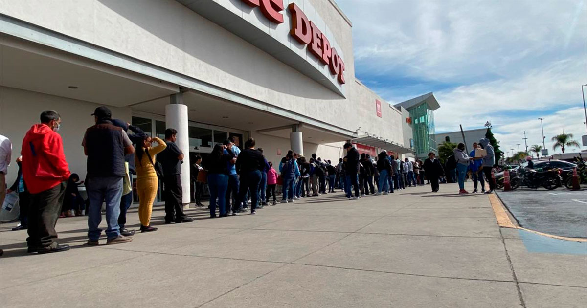 Largas filas se forman en oficinas del Infonavit León; buscan que su crédito no aumente