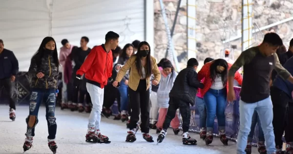 Más de 10 mil personas han visitado la pista de hielo en Guanajuato capital