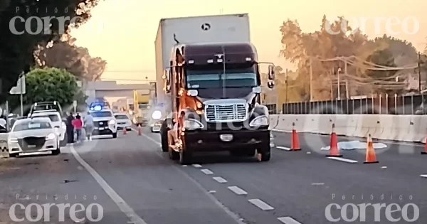 Muere mujer al intentar cruzar Panamericana Salamanca-Celaya