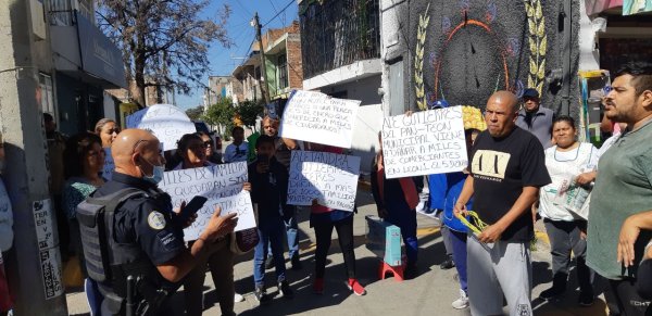 Tras horas de manifestación, comerciantes logran acuerdo para vender en Día de Reyes en León