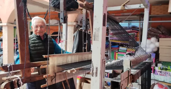 Hilvana tradición de rebozos en Uriangato durante 71 años