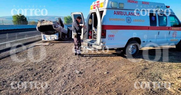 Mujer sale herida tras volcar su vehículo en la Irapuato-Abasolo