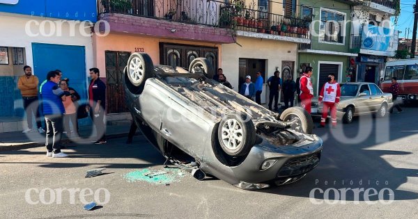 Choque de autos en pleno centro de Irapuato interrumpe flujo vial; no deja heridos