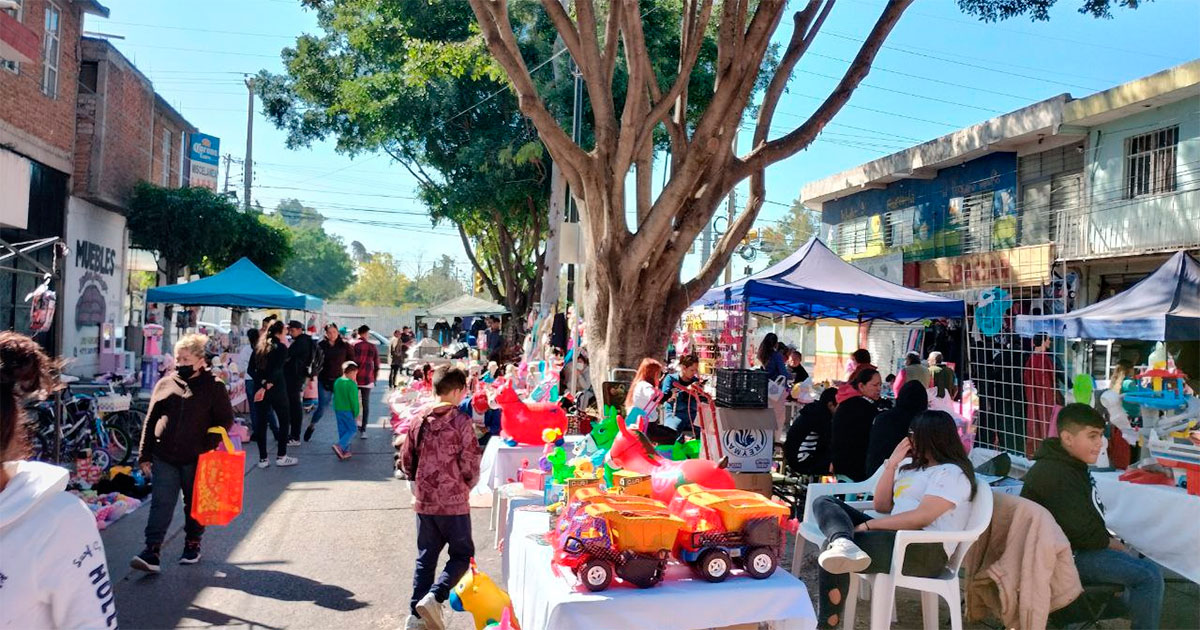 Comerciantes de León logran instalarse en Blvr. Enrique Aranda Guedea para Día de Reyes