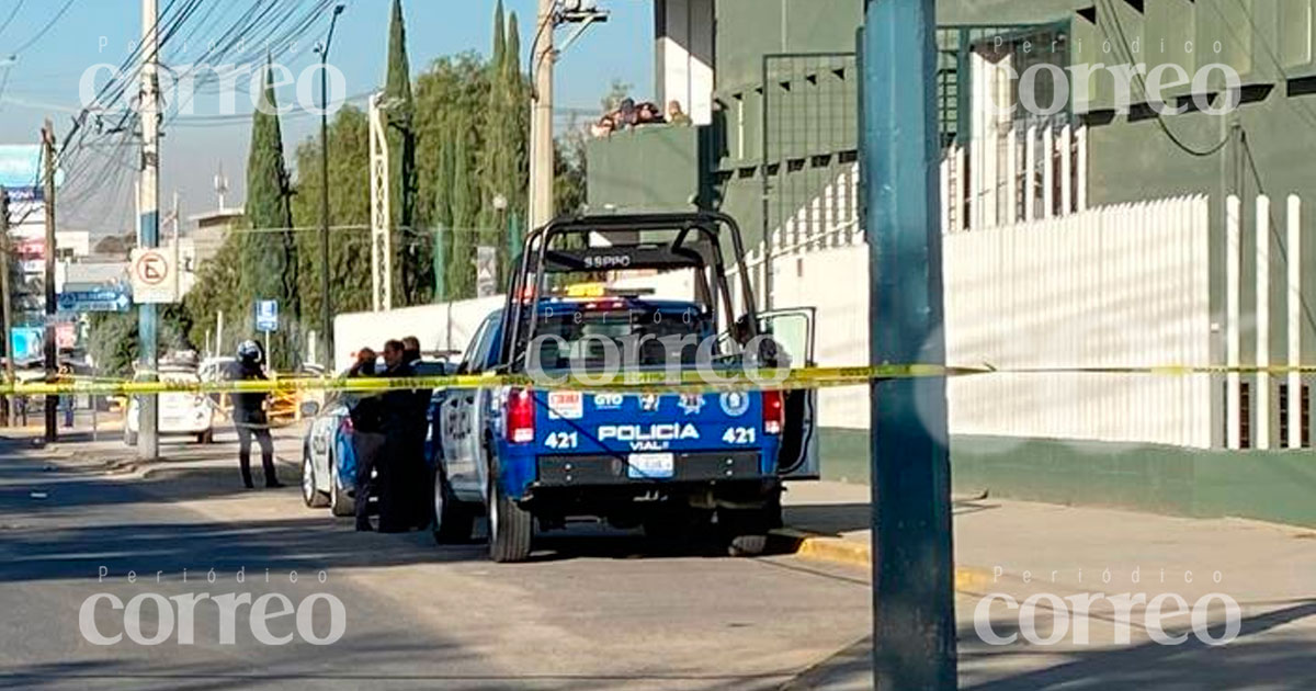 Mujer intenta ganar el paso a un auto en León y muere arrollada