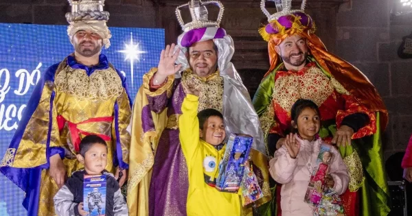 Disfrutan miles de niños sanmiguelenses visita de los reyes magos