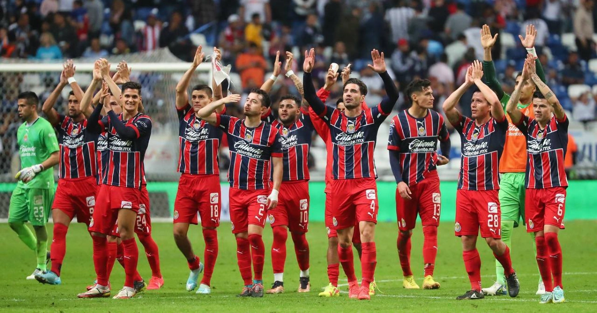 Con gran actuación de su arquero y con un hombre menos, Chivas derrota a Rayados