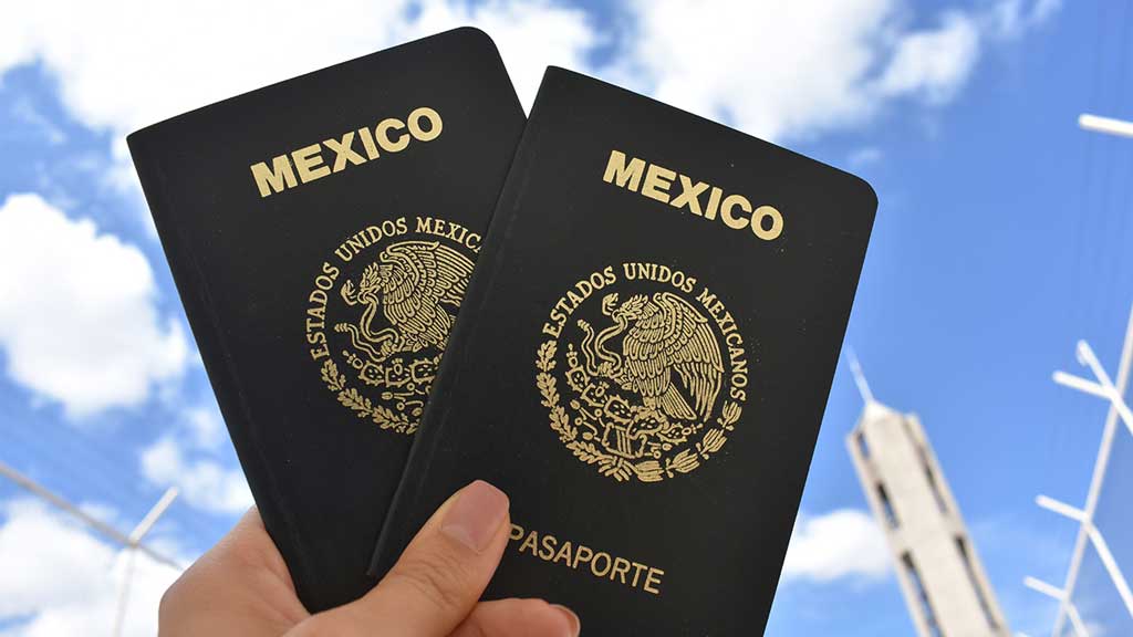 Sin citas ni plataforma, sufren para tramitar pasaporte en León