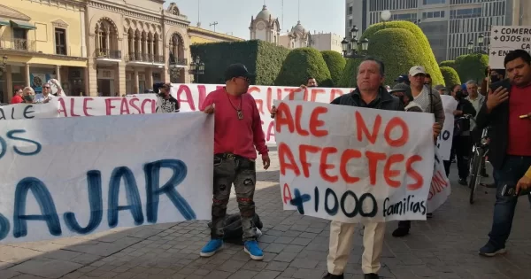 Comerciantes protestan en León por permisos permanentes en la avenida Enrique Aranda