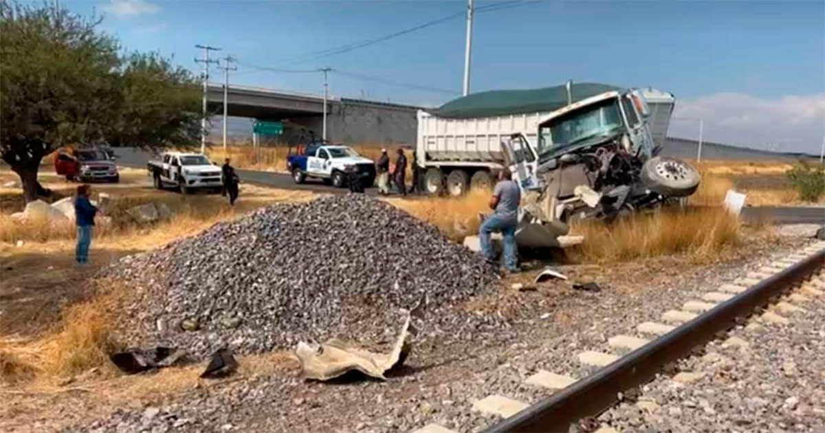 Tráiler con grava intenta ganarle al tren en Tarimoro y es impactado; hay 2 heridos