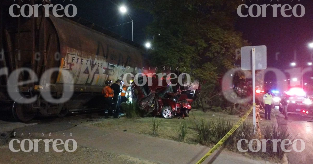 Familia se salva de milagro a bordo de su camioneta tras ser embestida por el tren en Irapuato