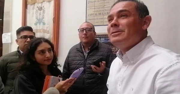 Navarro mantiene “la vela encendida” para ser candidato a la gubernatura de Guanajuato